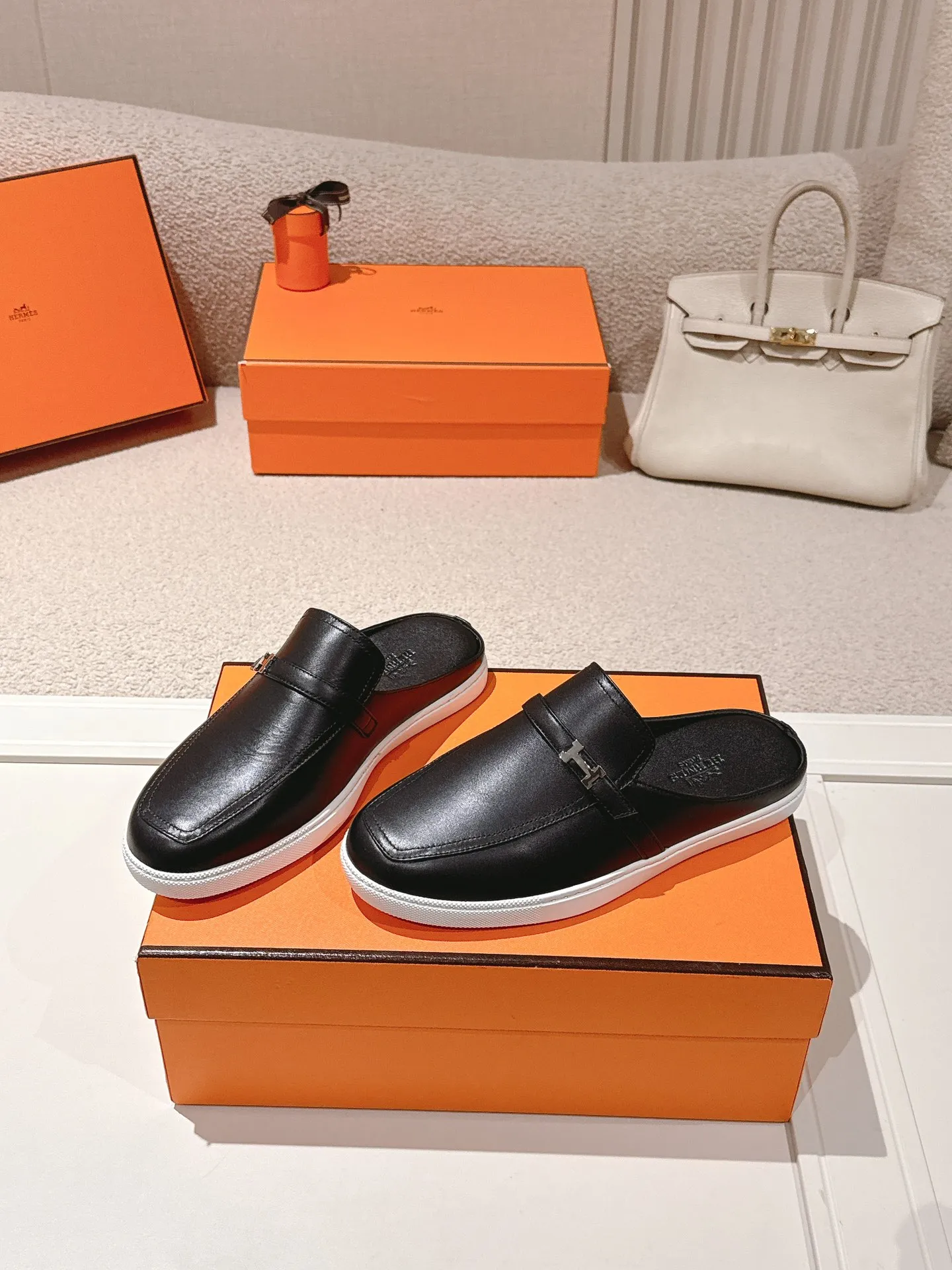 Men's men's shoes 💰560💰 Hermes 25ss new autumn and winter loafers, British retro design, classic and durable! Original reverse mold last, the ultimate 1:1 shape. Fabric: Cow suede/calfskin Lining: Imported sheepskin lining Outsole: Open-molded rubber sole Size: 35-45
